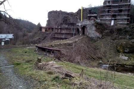 Blick auf Graben und Burg